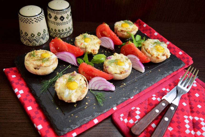 Ciuperci cu brânzeturi și ouă de prepeliță