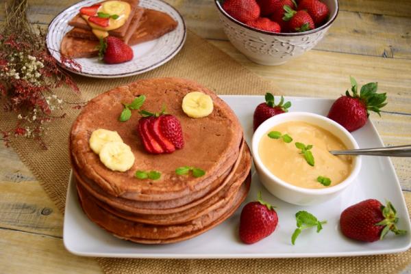 Pancakes cu banane și căpșuni, servite cu cremă de caramel